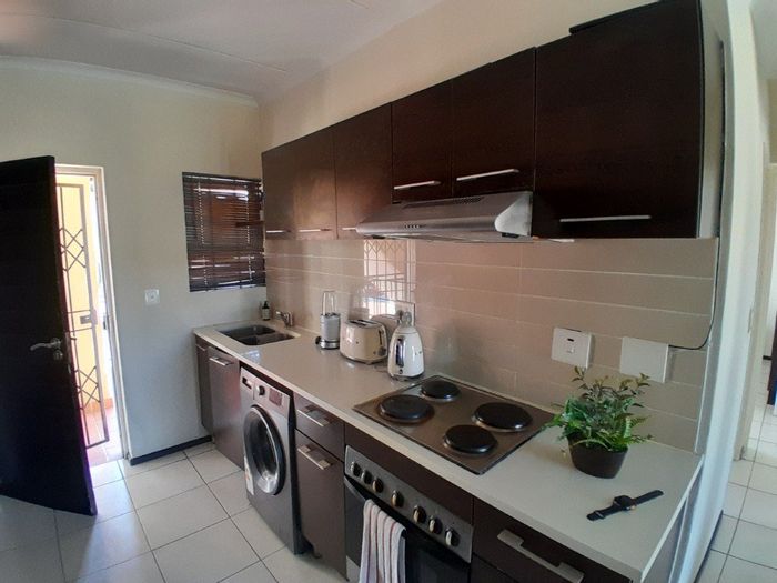 Noordwyk Apartment To Rent: Secure complex, pool, braai areas, close to amenities.