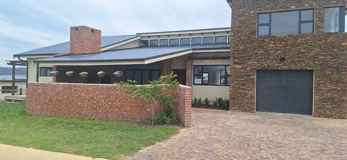 For Sale: House in Welbedacht with 3 beds, garden, and separate suite.