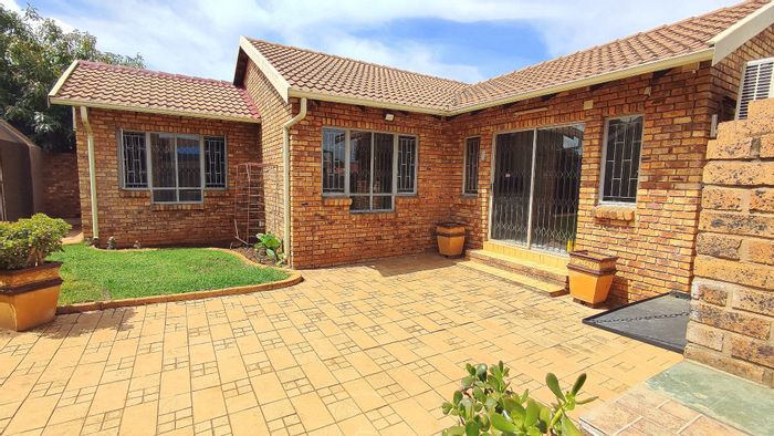 Eldoraigne Townhouse For Sale: 3 Bedrooms, Spacious Yard, Security, Pool, and Clubhouse.