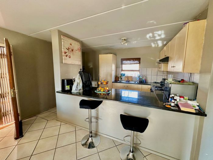 Dainfern Apartment To Rent: 2 bedrooms, balcony, security, close to amenities.