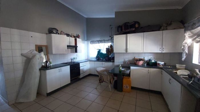 For Sale: Apartment in Kempton Park Ext 1 with staff quarters and ample parking.