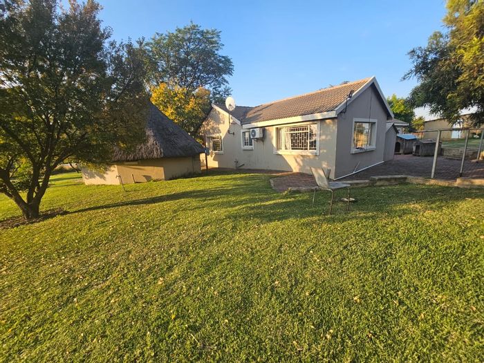 For Sale: Mnandi Farm with 10 bedrooms, flatlets, and income potential.