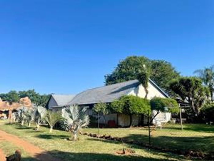 Farm for Sale in Pretoria North: Two dwellings, pool, ample water supply, no loadshedding.