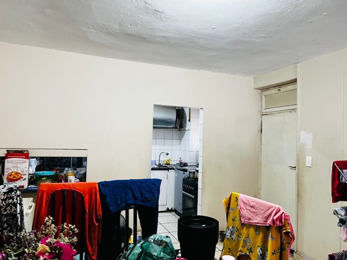 Sunnyside Apartment For Sale: 3 Bedrooms, Rental Income Potential, 1 Garage.