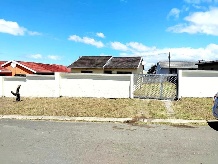 Haven Hills House For Sale: 2 Bedrooms, Open-Plan Living, Close to Amenities.