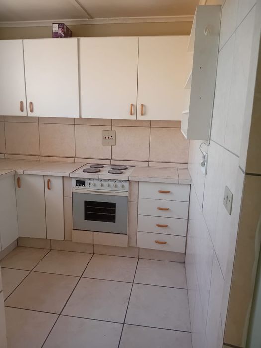 Two-bedroom apartment to rent in Bulwer, close to transport and shops.