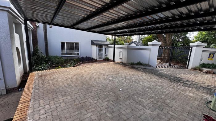 Wierda Park House To Rent: Spacious, secure with entertainment areas, pet-friendly.