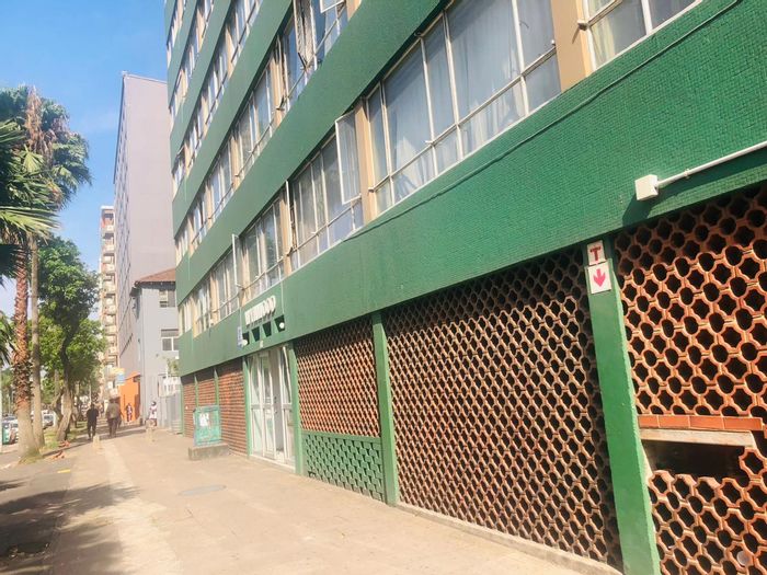 One-bedroom apartment to rent in Durban Central, close to transport and shops.