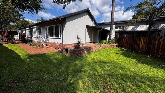 Wierda Park House To Rent: Spacious, secure home with garden, braai, and fiber internet.