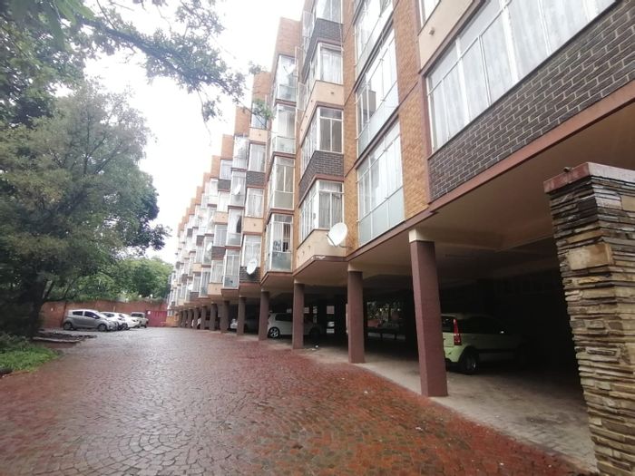 For Sale: Versatile 2-bedroom apartment in Muckleneuk with ample living space.