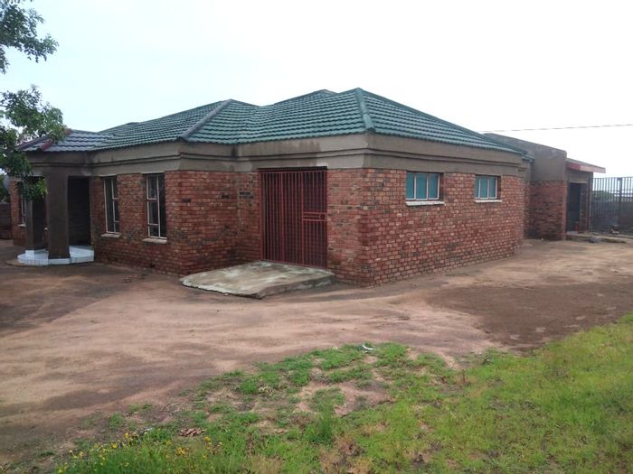 For Sale: 3 Bedroom House in Makgofe with Double Garage and Ensuite.