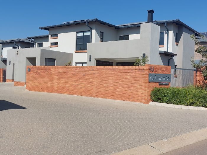 For Sale: House in Six Fountains with 4 beds, solar system, and 24-hour security.