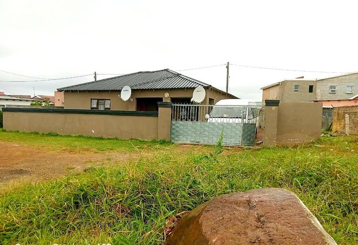 6 Bedroom House for Sale in Scenery Park with rental flats and family space.