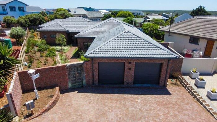 Spacious house in Stilbaai Wes with open plan kitchen, garden, and studio. For Sale.