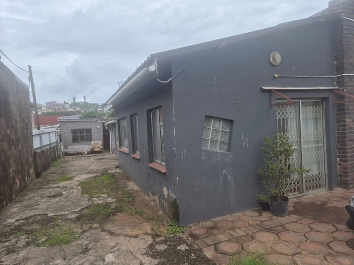 House For Sale in Merewent: 2-bed home with granny cottage, close to amenities.