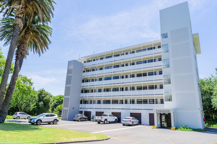 Rosebank Apartment For Sale: 2 beds, balcony, secure parking, near UCT.