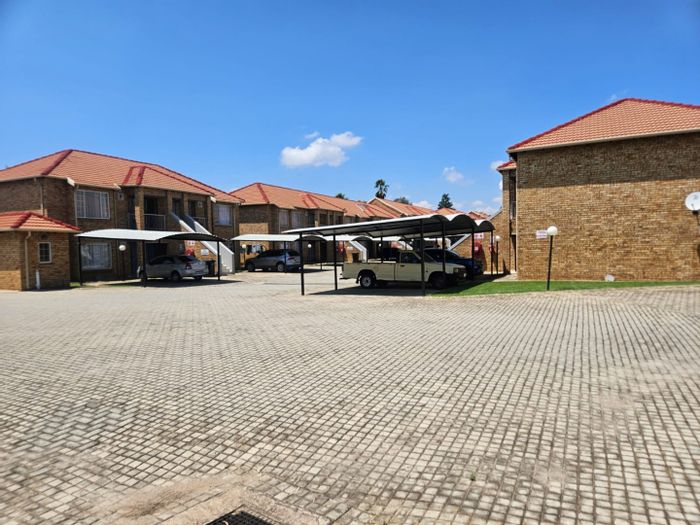 Rynfield Townhouse For Sale: 3 beds, communal braai area, near amenities.