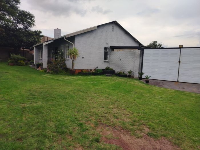 For Sale: House in Witbank Ext 16 with flatlet and expansive yard.