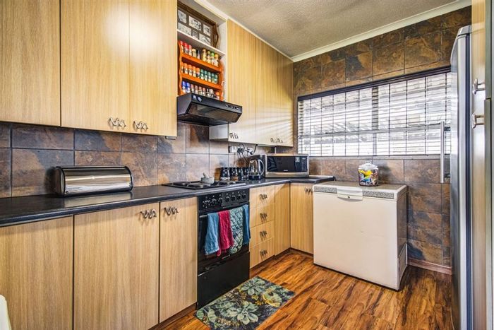 For Sale: House in Kempton Park Ext 5 with pool, granny flat, and ample parking.