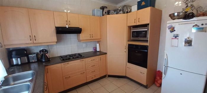 Edleen Townhouse For Sale: 2 bedrooms, pool, garage, and carport included.