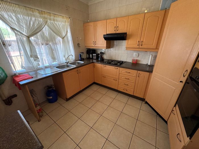 Edleen Townhouse For Sale: 2 bedrooms, pool, garage, and carport included.