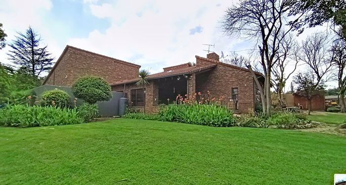 4-Bed, 3-Bath House for Sale in Paulshof with Secure Parking and Staff Quarters.