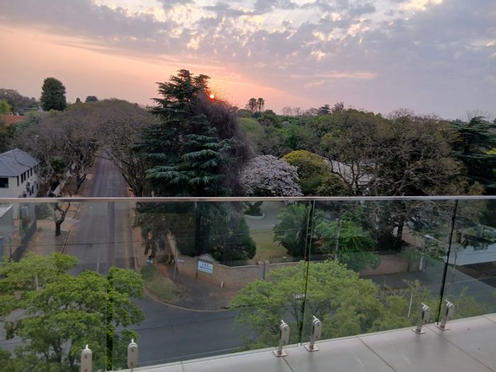 Houghton Estate Apartment To Rent: 2 Bedrooms, Gym, Balcony, Secure Parking, Wi-Fi Included.