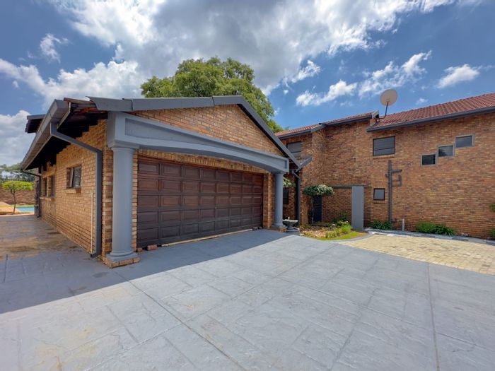 Newlands House For Sale: 8 bedrooms, pool, bar, large garden, guest house potential.