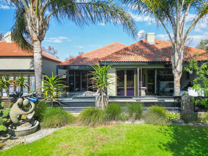 5-bedroom house in Pecanwood Estate with pool, garage, and office space. To Rent.