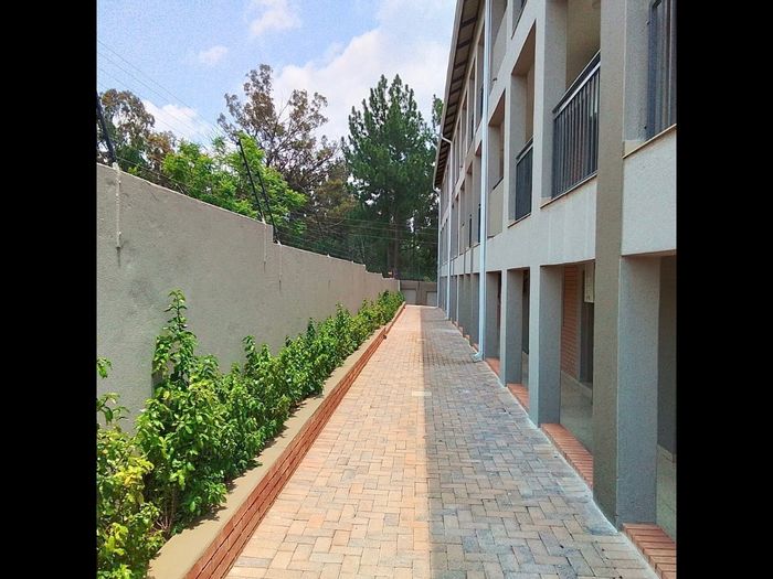 For Sale: 2-Bedroom Apartment in Roodepark Eco Estate with Security and Wildlife Trails.