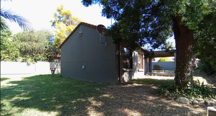 North Riding House For Sale: 2 beds, garden, open-plan living, covered patio.