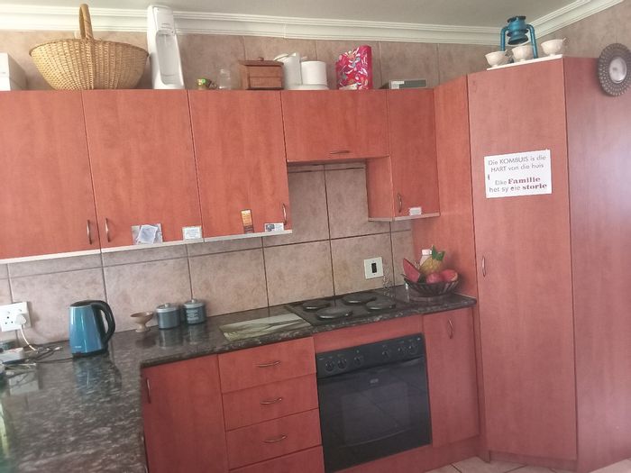 Hughes Townhouse To Rent: 3 beds, 2 baths, gated security, pet-friendly, outdoor space.