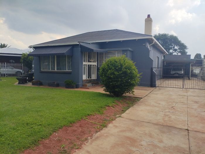 House for Sale in Casseldale: 3 bedrooms, flatlet, pool, garage, and patio.