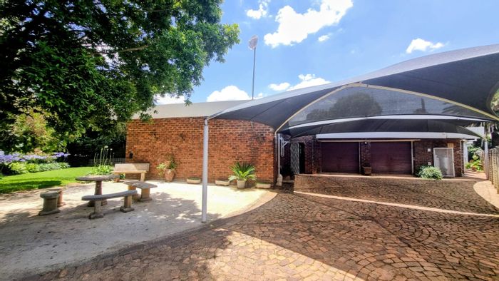 Falcon Ridge House For Sale: 3 beds, flat, garden, solar power, security features.