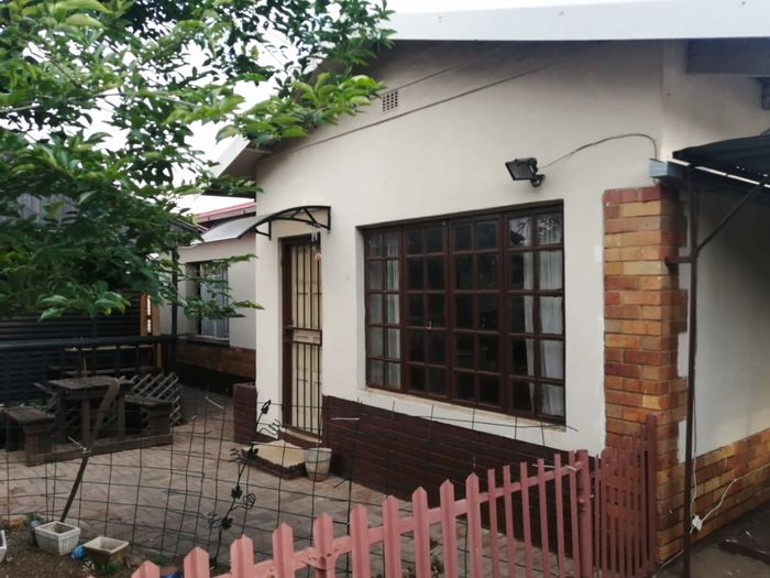 Valhalla House For Sale: Main house, log cabin, flatlet, 5 carports.