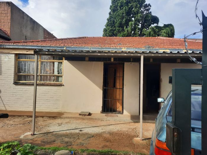 For Sale: Spacious semi-detached house with 8 rooms, 2 kitchens in Odendaalsrus Central.