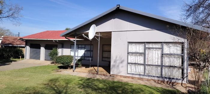 For Sale: Matlakeng House with 3 beds, flat, large yard, garages, borehole.