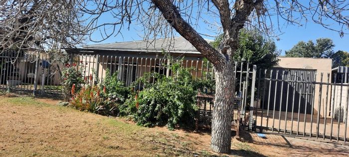 Spacious 4-bedroom house in Odendaalsrus Central, near schools and shops, for sale.