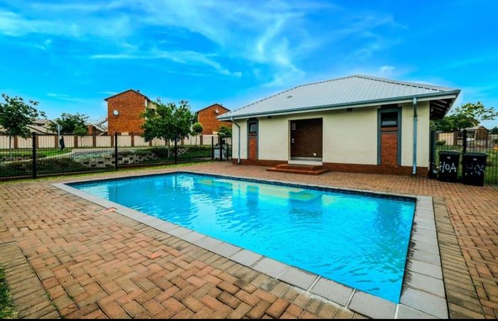 Sagewood Apartment To Rent: 2 Bedrooms, Pool, 24-Hour Security, Convenient Location.