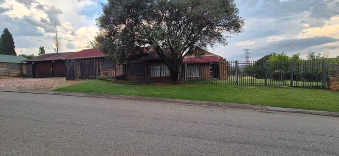 Heuweloord House For Sale: Open-plan living, pool, study, garage, and security features.