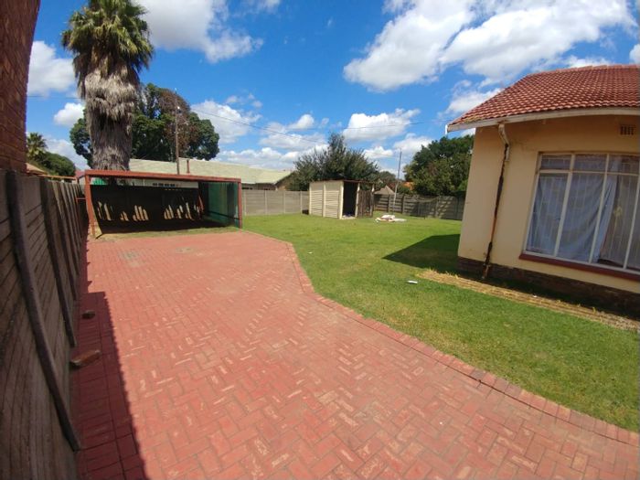 House To Rent in Tasbet Park Ext 2: 4 beds, 2 baths, garage, prepaid electricity.