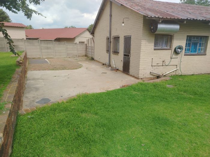 4-Bedroom House in Witbank Ext 16 To Rent, includes water, pet-friendly yard.