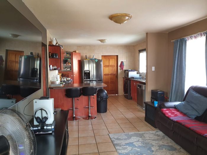 Ben Fleur House To Rent: 4 Bedrooms, pet-friendly, open plan, prepaid utilities.