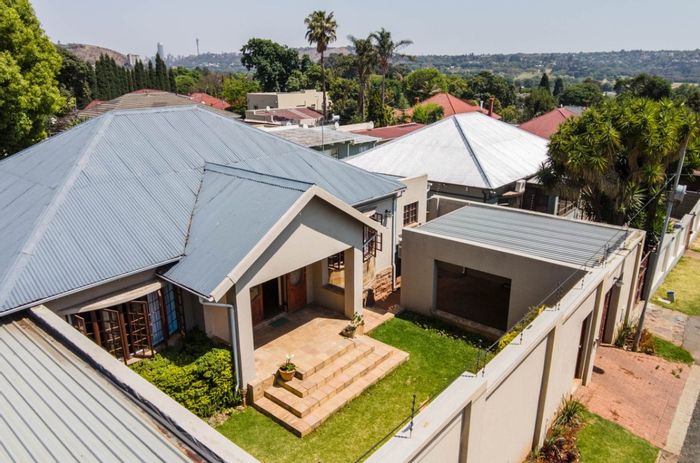 Kensington House For Sale: 3 beds, granny flat, security, ample parking.