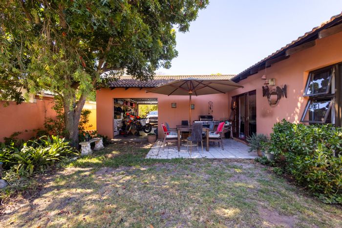 For Sale: House in Seaside Longships with garage, garden, and versatile office space.