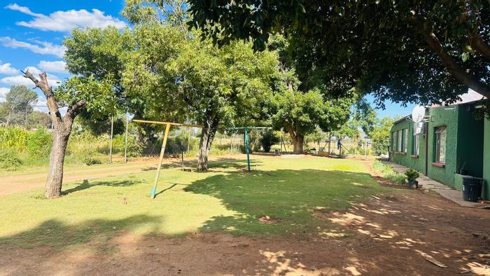 For Sale: Lakeview Farm with 3 beds, granny flat, double garage, and borehole.