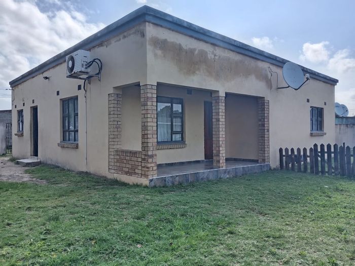 House for Sale in Esikhawini Central: Close to schools and shopping amenities.