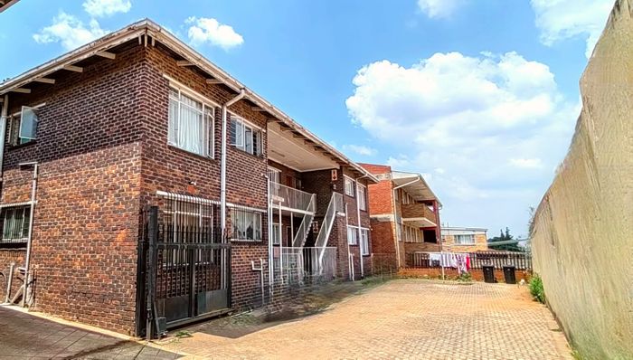 For Sale: Apartment in Discovery with balcony, secure parking, and close amenities.