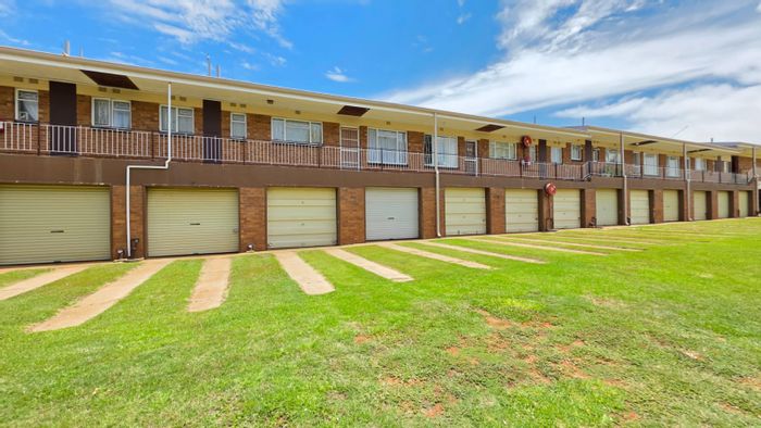 1-Bedroom House in Flamwood For Sale with Garage, Garden, and Fibre-Ready Amenities.