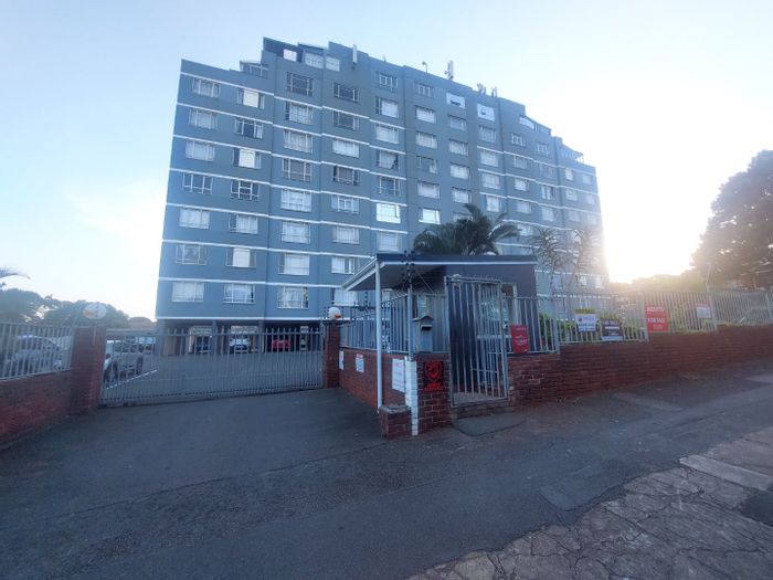 For Sale: 2-Bedroom Apartment in Glenwood with City Views and Convenient Amenities.